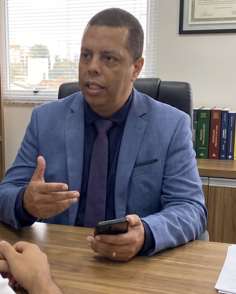 Tiago Santos de Oliveira em atendimento no escritório, em Lauro de Freitas